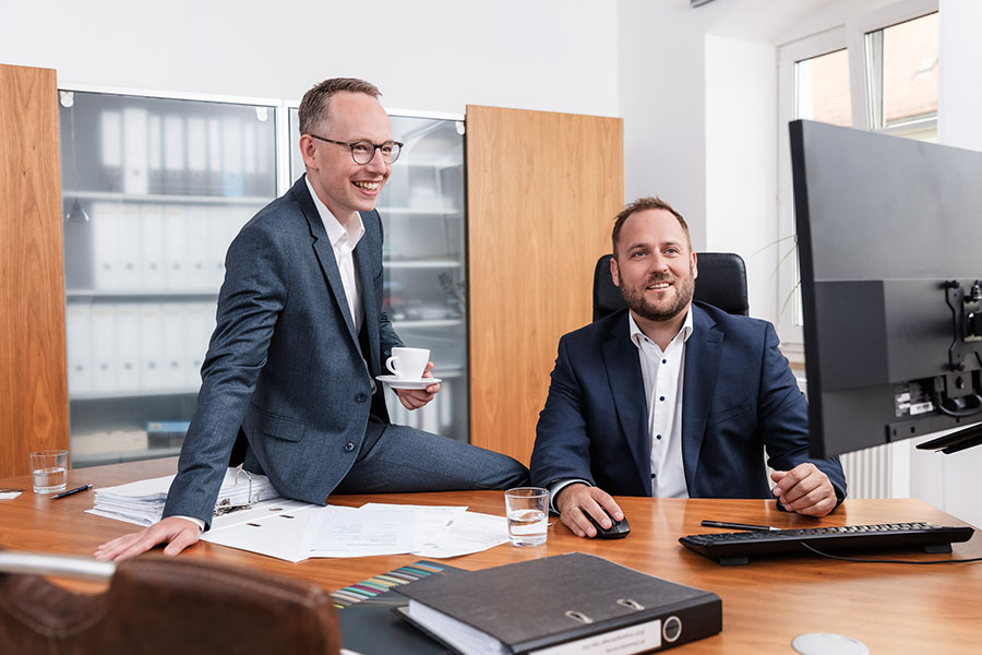 Zwei Geschäftsmänner im Büro